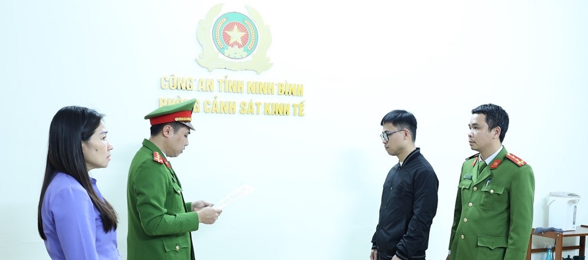 Cơ quan Cảnh sát điều tra Công an tỉnh Ninh Bình công bố Quyết định khởi tố bị can đối với Nguyễn Đức Dương (áo đen)