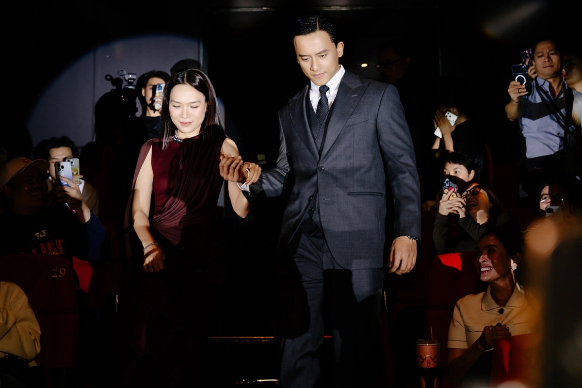 Sao Việt 4/3: Mỹ Tâm và Mai Tài Phến thu hút sự quan tâm của truyền thông và khán giả khi có mặt trong sự kiện điện ảnh diễn ra tại TP HCM. Cặp ca sĩ - diễn viên thoải mái nắm tay nhau trước 'rừng' ống kính.