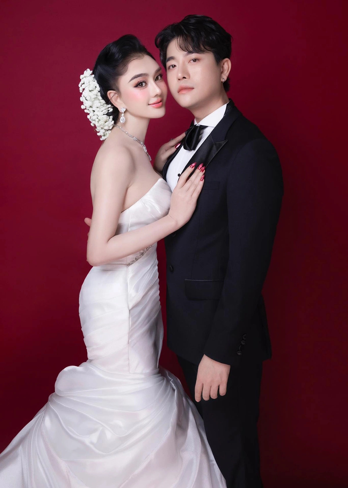 Lâm Khánh Chi khiến các fan tò mò, thắc mắc khi đăng ảnh tình tứ bên một chàng trai trẻ và viết 'Good Bye Loneliness' trên trang cá nhân. Khán giả đoán đây là 'tình mới' của ca sĩ chuyển giới nhưng Lâm Khánh Chi chưa xác nhận thông tin này.