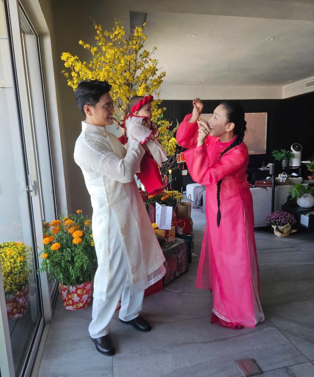 Ngô Thanh Vân lần đầu hé lộ gương mặt con gái. Sự xuất hiện của bé Gạo mang đến nguồn năng lượng tươi mới, khiến từng khoảnh khắc ngày Tết đều trở nên ý nghĩa và đáng nhớ.