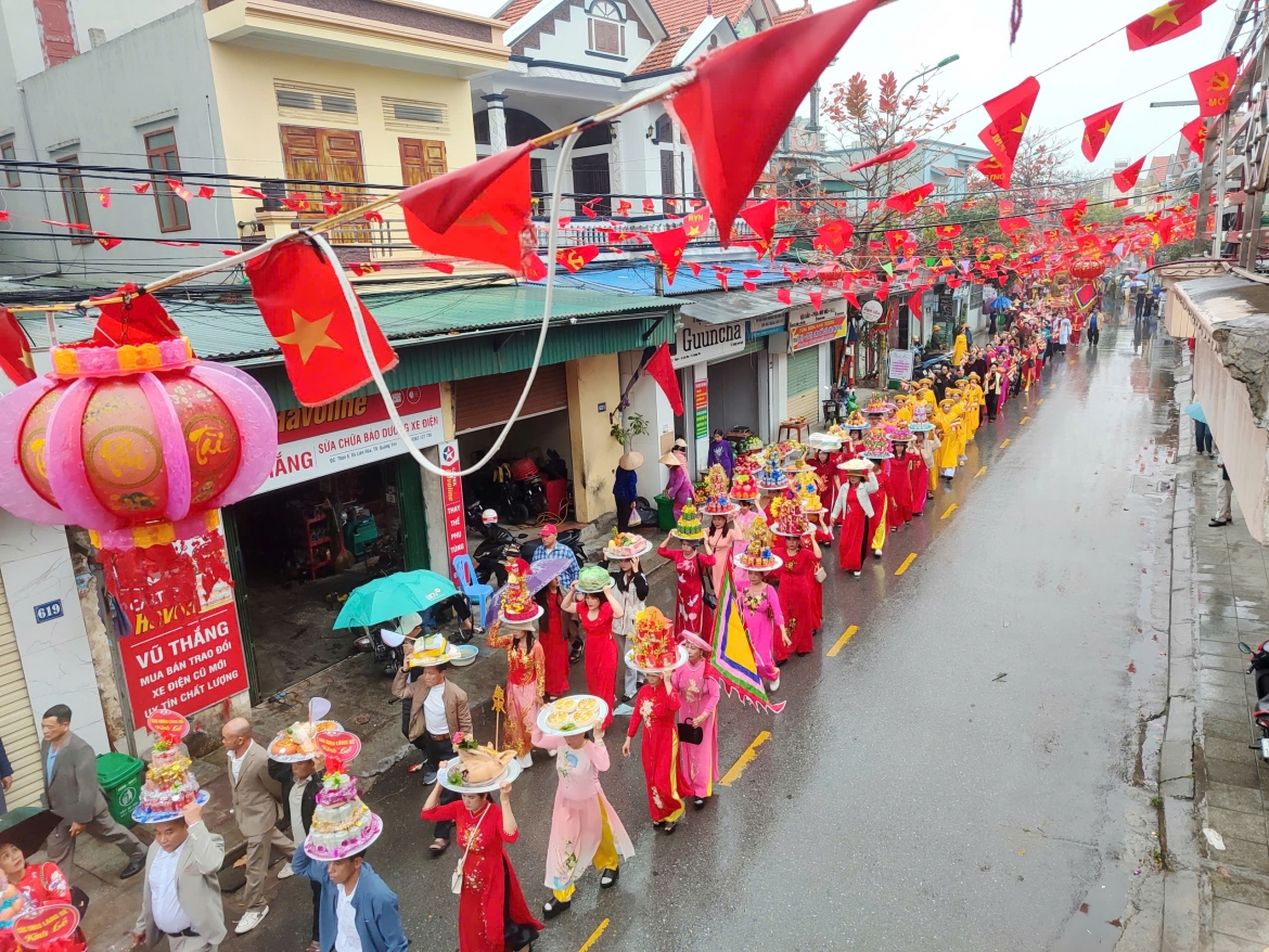 Tinh thần tự nguyện và sự chung tay của người dân trong làng từ việc chuẩn bị lễ vật, trang trí cờ hoa, tập luyện đội hình rước kiệu cho đến sắp xếp hậu cần…Đây là điều đáng trân quý khi mỗi gia đình góp một phần nhỏ tạo nên ngày hội lớn của làng, vừa ấm áp tình làng nghĩa xóm vừa góp phần giữ gìn những giá trị truyền thống hàng trăm năm qua.