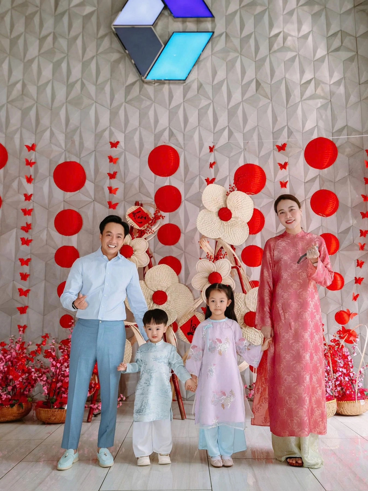 Vợ chồng Cường Đôla - Đàm Thu Trang và hai con mặc trang phục màu pastel đồng điệu trong ngày khai xuân.