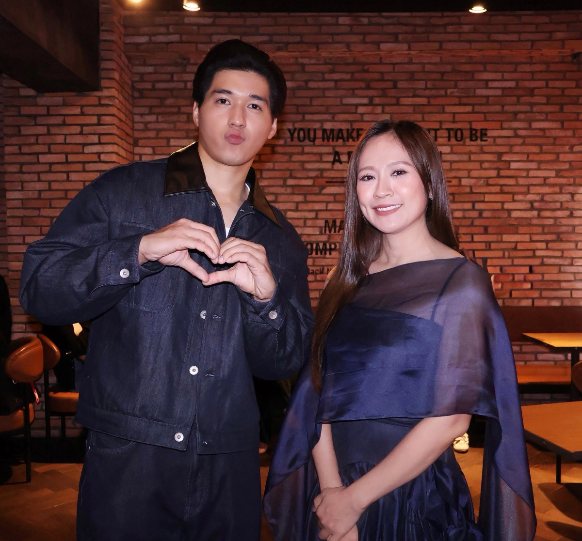 Diễn viên kiêm nhà sản xuất Thanh Thúy ghi lại kỷ niệm bên hậu bối Ma Ran Đô. Không hẹn mà gặp, cả hai đều diện trang phục màu xanh navy trên thảm đỏ.