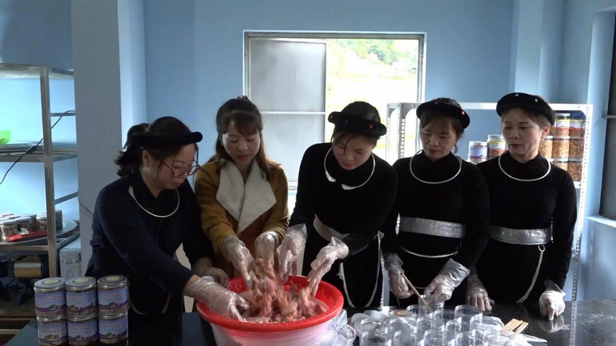 Phụ nữ vùng cao khéo léo chế biến món thịt chua truyền thống