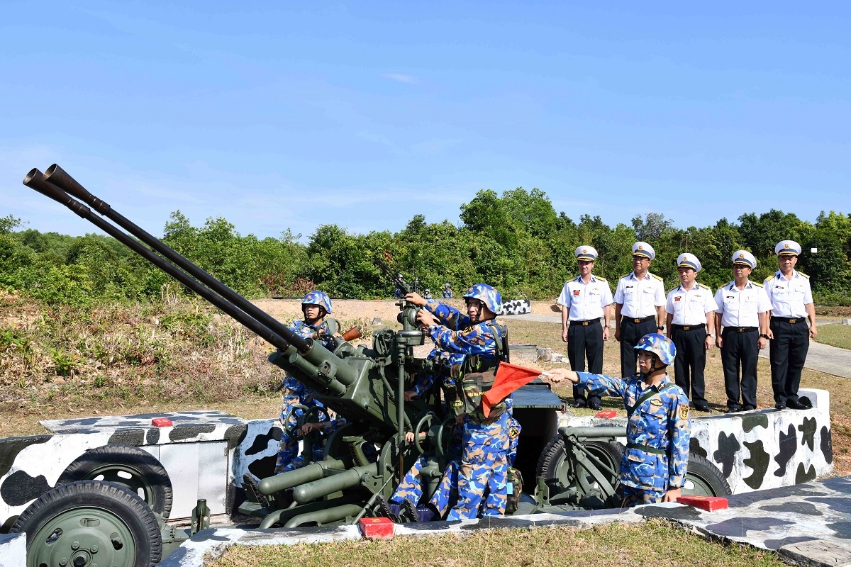 Đại tá Mai Đăng Danh (áo trắng, thứ nhất từ trái qua phải) kiểm tra cán bộ, chiến sĩ Đại đội 84, Tiểu đoàn 553 xử trí tình huống giả định.