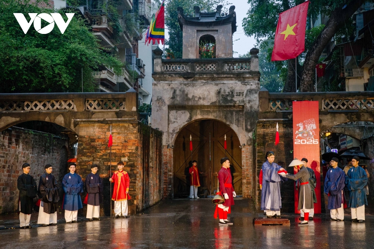 From early morning, under a light spring drizzle, crowds of residents and visitors gather at O Quan Chuong Gate to witness the gate-opening ritual. The historic site is ceremonially decorated in festive spring colours. The ritual marked the opening of the “Vietnamese Tet – Tet in the Old Quarter” programme, recreating traditional spring-welcoming customs of old Hanoi.