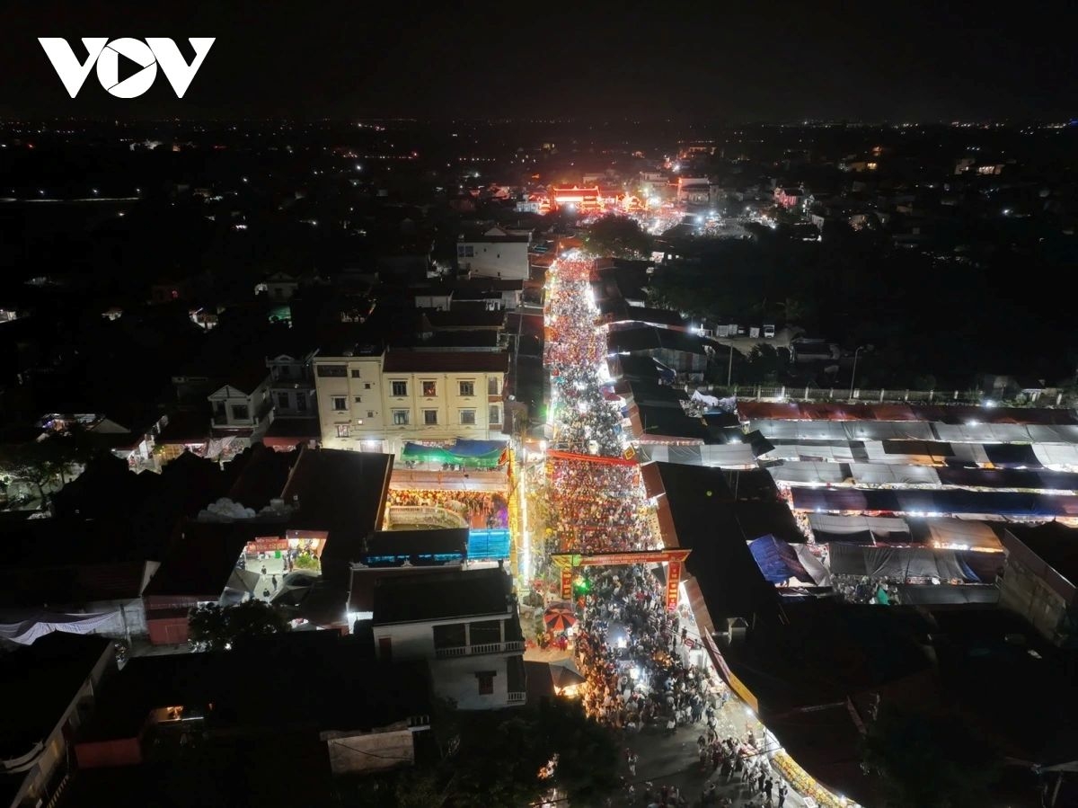From early evening, roads leading to Vieng market are packed with people and vehicles, as swelling crowds stream in, creating a vibrant springtime scene that stretches for kilometers.