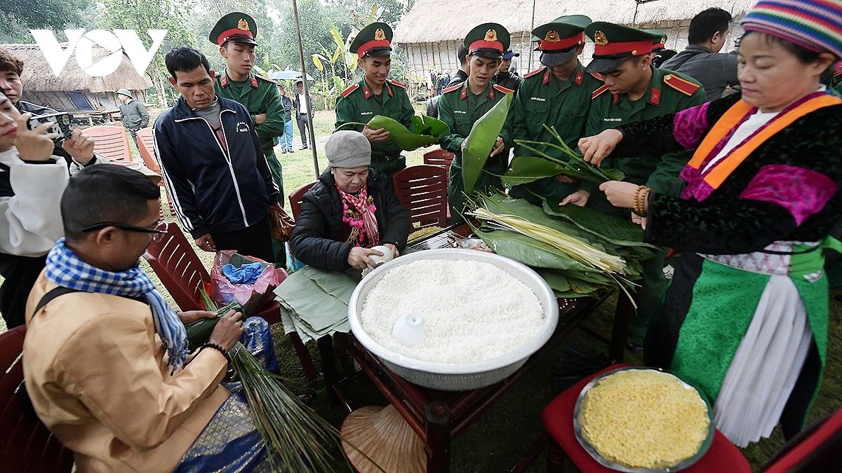 The “Green Chưng Cake – Tet for the Poor” programme brings together representatives from 16 ethnic communities currently residing at the Vietnam National Village for Ethnic Culture and Tourism, along with civil servants, members of the armed forces and benefactors.