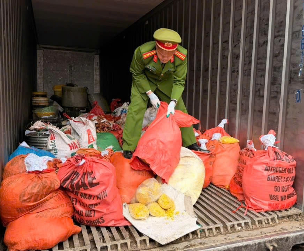 Công an thu giữ gần 2 tấn riềng xay đã trộn Vàng O và chất tẩy đường