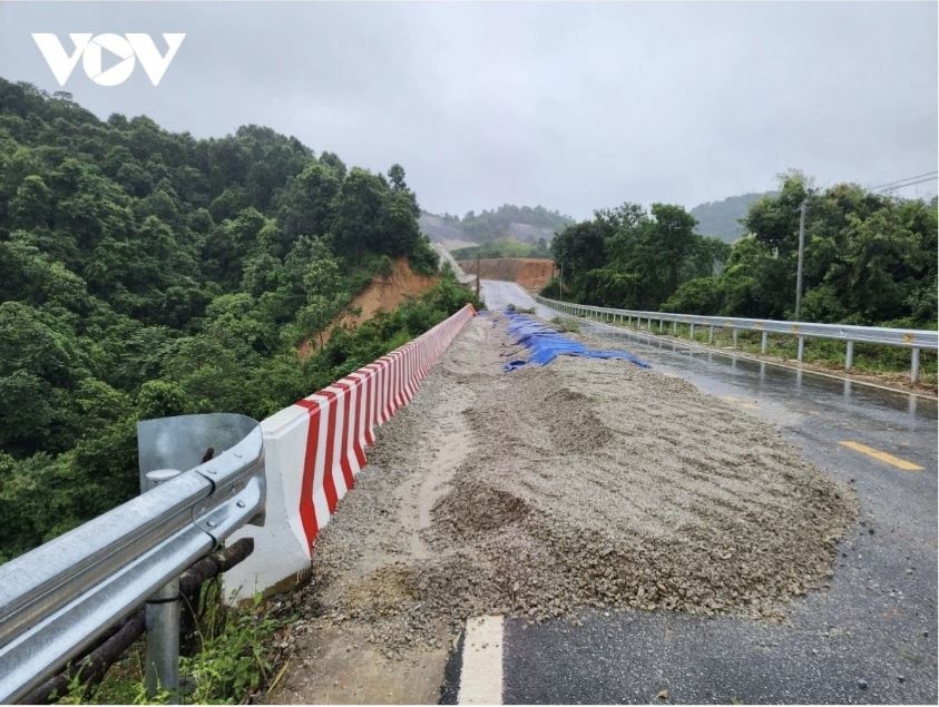 Hiện nay, việc kết nối đường bộ từ Hà Nội đến Điện Biên chủ yếu qua các tuyến QL 6, QL 279 đường nhỏ hẹp, độ dốc lớn, mùa mưa thường xảy ra sạt lở gây ách tắc giao thông