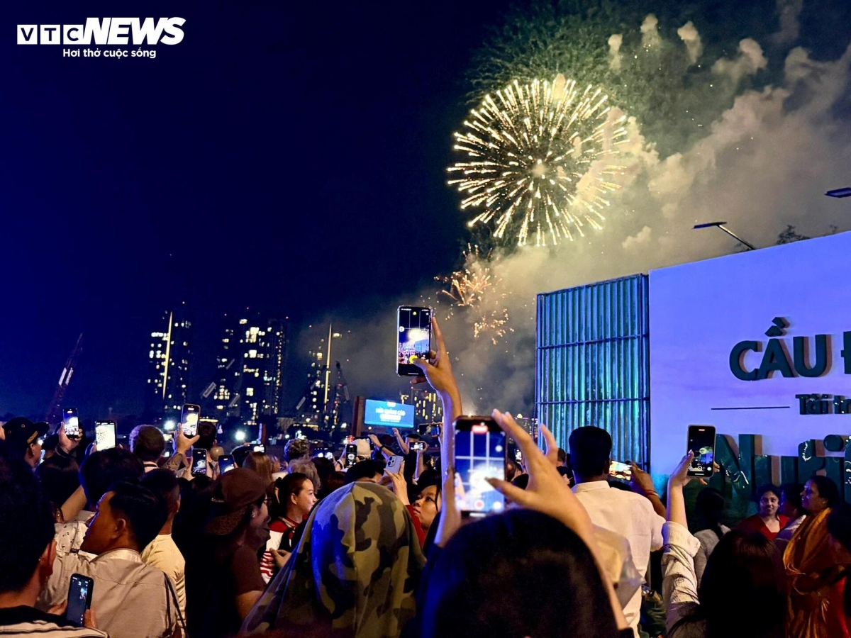 “This is the first time I have watched a fireworks display in Ho Chi Minh City in person. It is truly spectacular and moving. I hope the new year will bring joy and good fortune to everyone,” says Thanh Nha, a resident of Go Vap Ward.