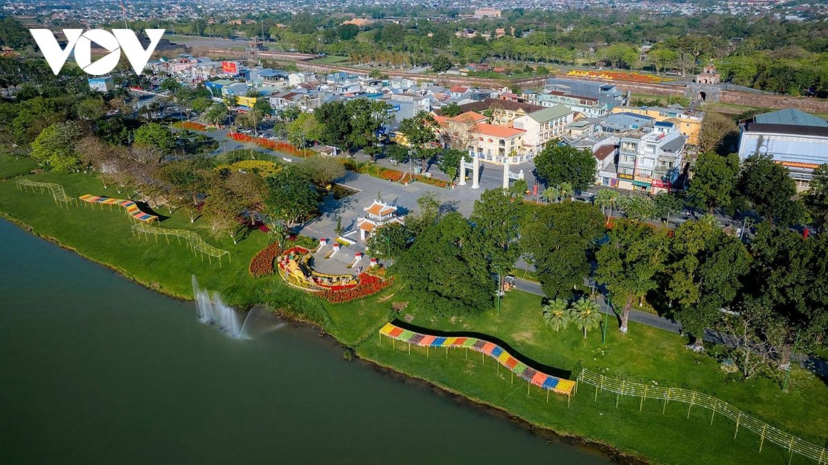 An aerial view of the Hue Spring Festival space stretching along the banks of the Huong River.