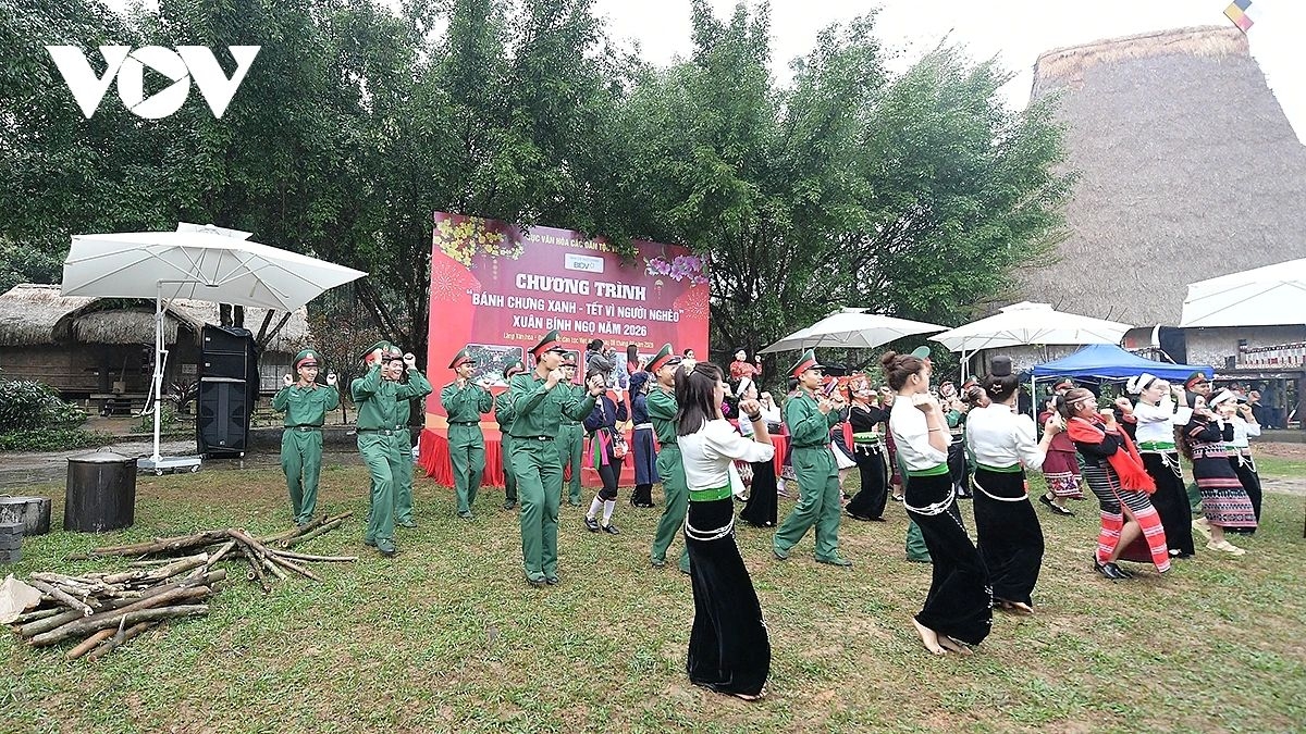 Delegates, military personnel and members of ethnic communities take part in cultural exchanges during the “Green Chưng Cake – Tet for the Poor” programme.