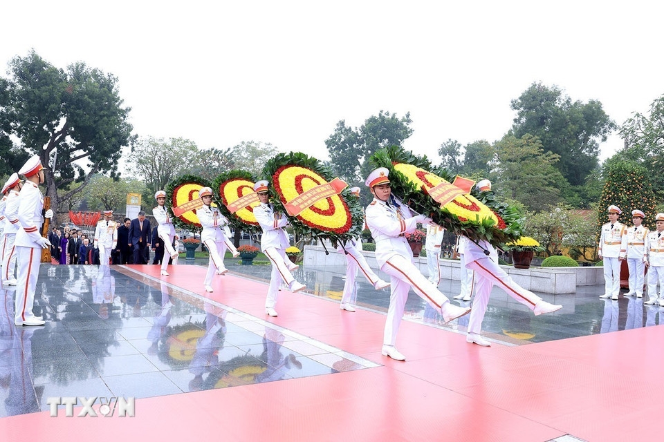 Tiếp đó, Đoàn đại biểu Ban Chấp hành Trung ương Đảng, Chủ tịch nước, Quốc hội, Chính phủ, Ủy ban Trung ương Mặt trận Tổ quốc Việt Nam đã đến đặt vòng hoa và dâng hương tưởng niệm các Anh hùng Liệt sĩ tại Đài tưởng niệm các Anh hùng Liệt sĩ, đường Bắc Sơn, Hà Nội.