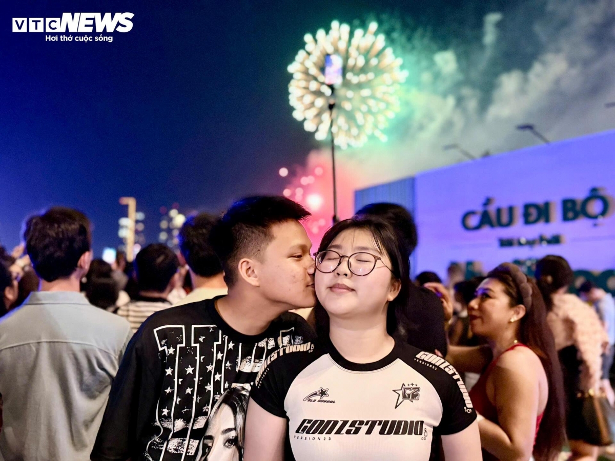 In that sacred moment, many couples share sweet kisses, marking the beginning of a new year filled with love and hope amid the celebrations.