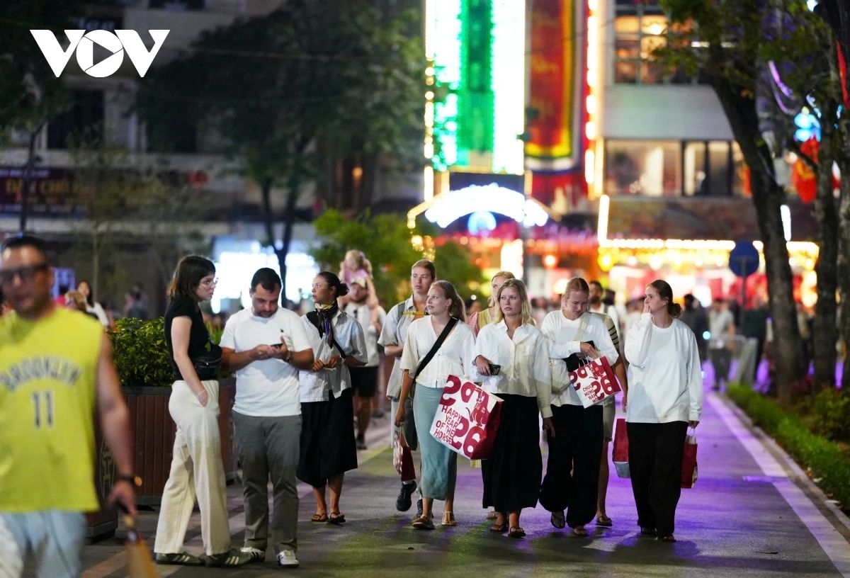 Beyond the fireworks displays, crowds at venues such as Hoan Kiem Lake also enjoy special music and cultural performances staged to welcome the New Year.