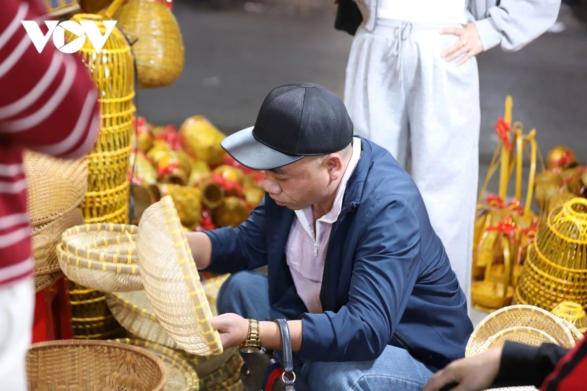 Handcrafted goods, bamboo and rattan products, and local specialties such as peanut candy are widely showcased, helping promote certified OCOP (One Commune One Product) items to visitors from across the country.