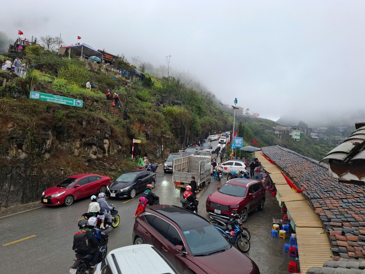 Tại Hà Giang (Tuyên Quang), rất đông du khách đổ về các điểm nóng du lịch. Nguồn: Công viên địa chất Cao nguyên đá Đồng Văn