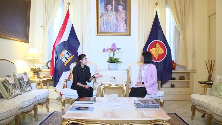 Bà Urawadee Sriphiromya (bìa trái), Đại sứ đặc mệnh toàn quyền Vương quốc Thái Lan tại Việt Nam, trả lời phỏng vấn. 