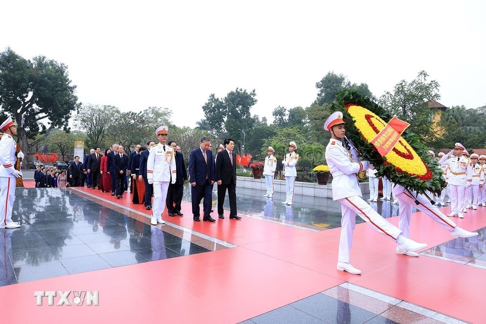 Đoàn đại biểu nghiêng mình tưởng nhớ những người con ưu tú của dân tộc đã không tiếc xương máu, dũng cảm chiến đấu, hy sinh vì sự nghiệp đấu tranh giải phóng dân tộc, vì nền độc lập tự do của Tổ quốc, vì hạnh phúc của nhân dân. Vòng hoa của Đoàn mang dòng chữ: "Đời đời nhớ ơn các Anh hùng Liệt sĩ".
