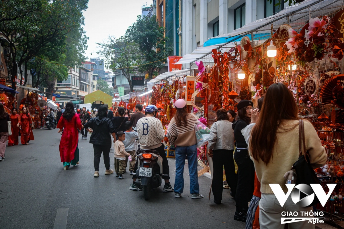 Không chỉ là nơi mua bán, chợ hoa Hàng Lược từ lâu đã trở thành điểm hẹn Tết - nơi người ta đi "chơi chợ", đúng như cách gọi rất Hà Nội xưa