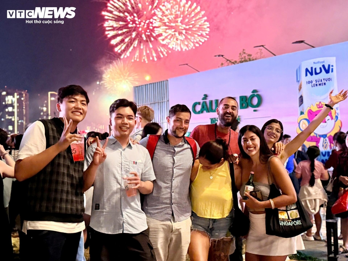 Many foreign visitors choose Ho Chi Minh City as their destination to ring in the Lunar New Year, immersing themselves in the city’s vibrant festive atmosphere as it welcomes the first moments of the new year.