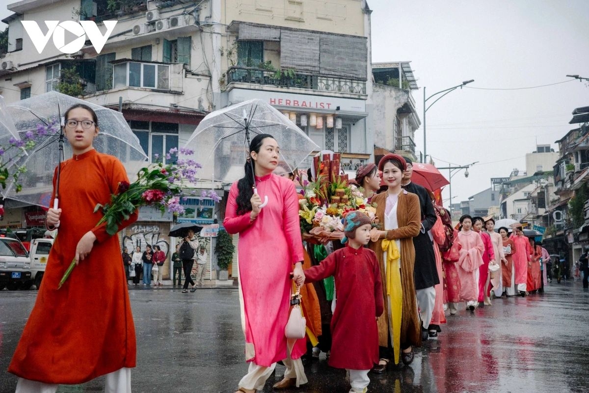 The traditional procession moves through the Old Quarter’s streets, drawing large crowds of residents and visitors. The area is transformed into a vibrant cultural stage, where festival rituals are reenacted against the backdrop of Hanoi’s distinctive urban heritage.