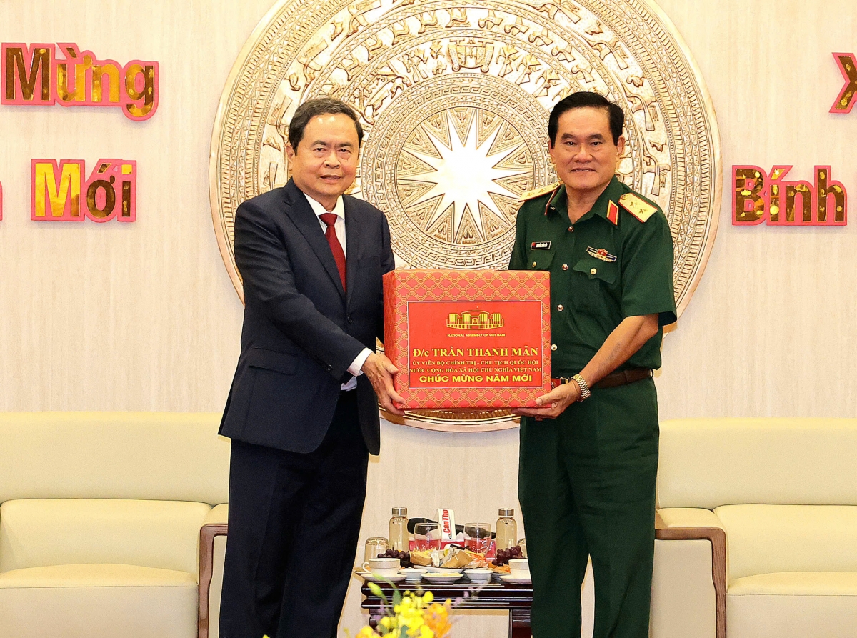 Chủ tịch Quốc hội Trần Thanh Mẫn tặng quà Tư lệnh Quân khu 9, Trung tướng Nguyễn Xuân Dắt. (Ảnh: Nguyễn Hành)