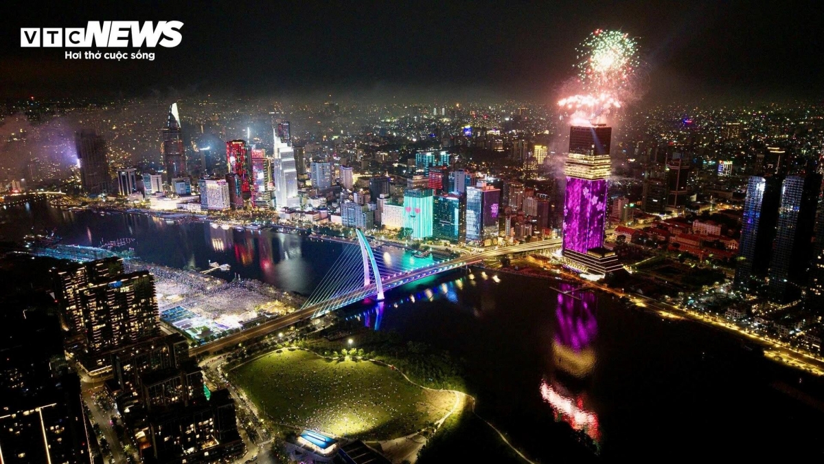 This year, in addition to the main display at the Saigon River tunnel area, Ho Chi Minh City organses a total of 17 fireworks sites on Lunar New Year’s Eve. Of these, four locations feature high-altitude displays combined with low-altitude fireworks, creating multiple vantage points for residents and visitors to welcome the new year.
 
