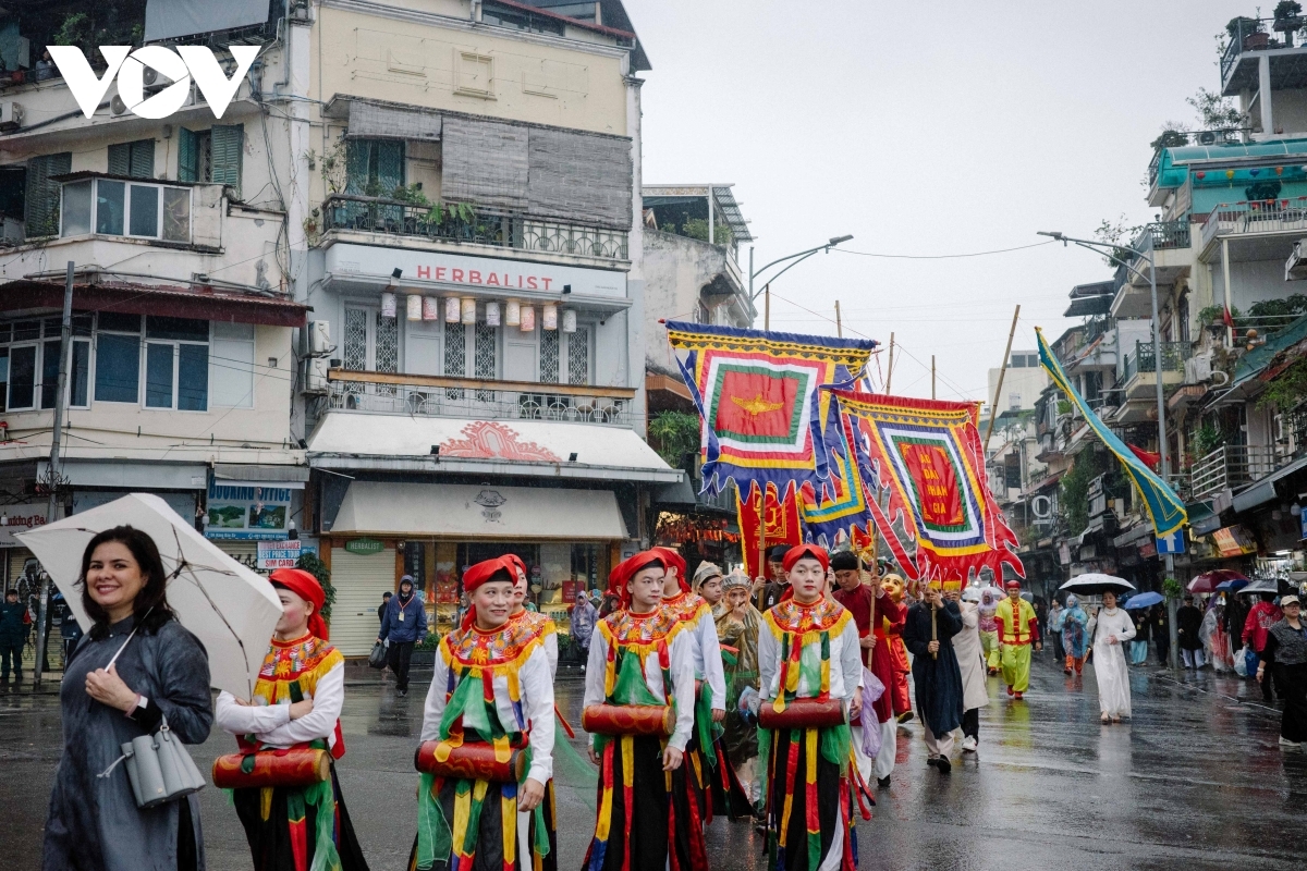 A walking procession in traditional attire move through the Old Quarter, creating a vibrant flow of culture in the heart of Hanoi. The blend of historical costumes, ceremonial flags and ritual music recreates the atmosphere of traditional Tet, evoking the sense that spring is returning to every corner of the old streets.