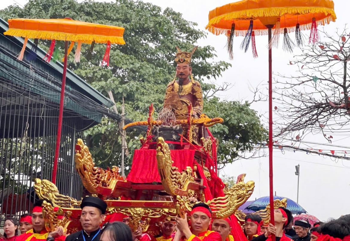 Đúng 7 giờ sáng, các nam thanh, nữ tú cùng các bậc cao niên trong làng đã tề tựu tại đền thờ đức thánh Phạm Tử Nghi (khu vực ngoài cống Lưu Khê) để cử hành nghi thức nghinh rước tượng thánh về Đình Lưu Khê. 
