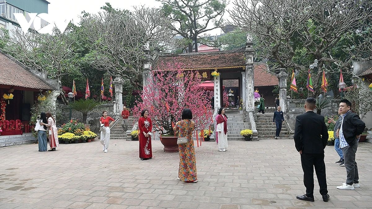 In addition to arranging dedicated spaces for photo-taking and New Year calligraphy, Kim Lien Temple also provides free parking for residents and visitors.