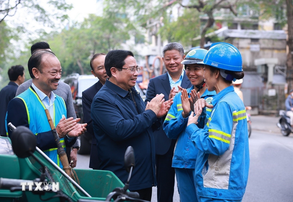 Thủ tướng chúc tết các công nhân đang làm nhiệm vụ trên các tuyến phố. Ảnh: Dương Giang/TTXVN