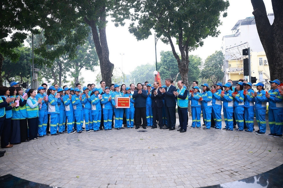 Thủ tướng Phạm Minh Chính tặng quà, động viên và giao nhiệm vụ cho công nhân môi trường đô thị. Ảnh: Dương Giang/TTXVN