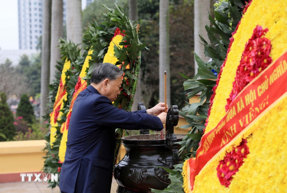 Trong sáng 13/2, các đồng chí lãnh đạo Đảng, Nhà nước, nguyên lãnh đạo Đảng, Nhà nước đã đến đặt vòng hoa, dâng hương kính viếng các vị tiền bối cách mạng và các Anh hùng Liệt sĩ tại Nghĩa trang Mai Dịch - Hà Nội. Tổng Bí thư Tô Lâm dâng hương tưởng niệm các vị tiền bối cách mạng và các Anh hùng, Liệt sỹ tại Nghĩa trang Mai Dịch, Hà Nội. 