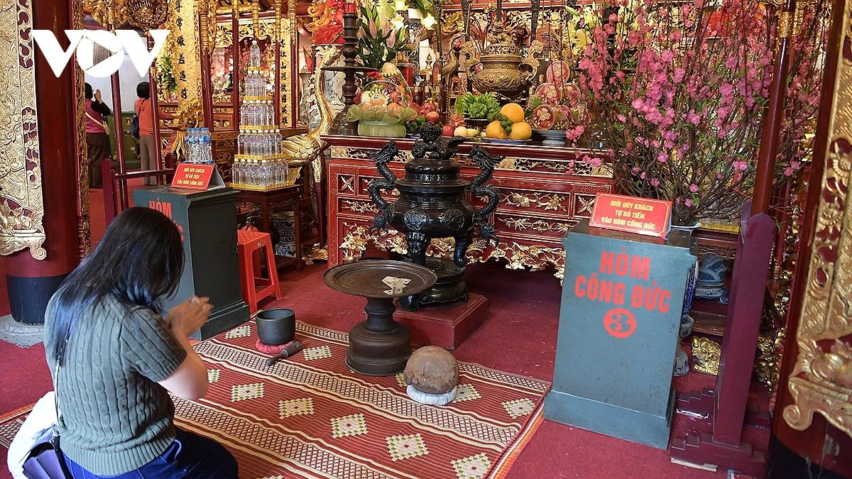 Paying reverence to the guardian deities of Thang Long and praying for health and peace in the new year is a long-standing cultural tradition of Hanoi residents.