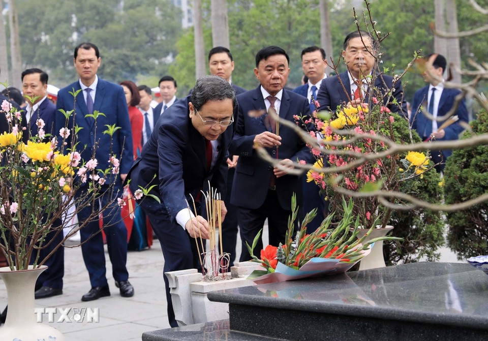 Chủ tịch Quốc hội Trần Thanh Mẫn dâng hương tưởng niệm các vị tiền bối cách mạng và các Anh hùng, Liệt sỹ tại Nghĩa trang Mai Dịch, Hà Nội. 