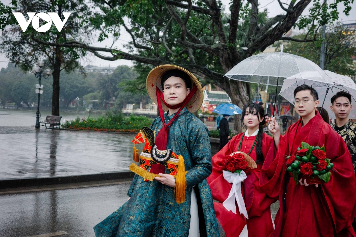 Rhythmic footsteps paired with the vibrant colours of traditional attire help recreate the spirit of traditional Tet, spreading the cultural charm of Thang Long amid the rhythm of modern urban life.