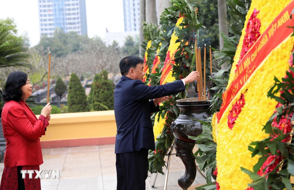 Thường trực Ban Bí thư Trần Cẩm Tú dâng hương tưởng niệm các vị tiền bối cách mạng và các Anh hùng, Liệt sỹ tại Nghĩa trang Mai Dịch, Hà Nội. 