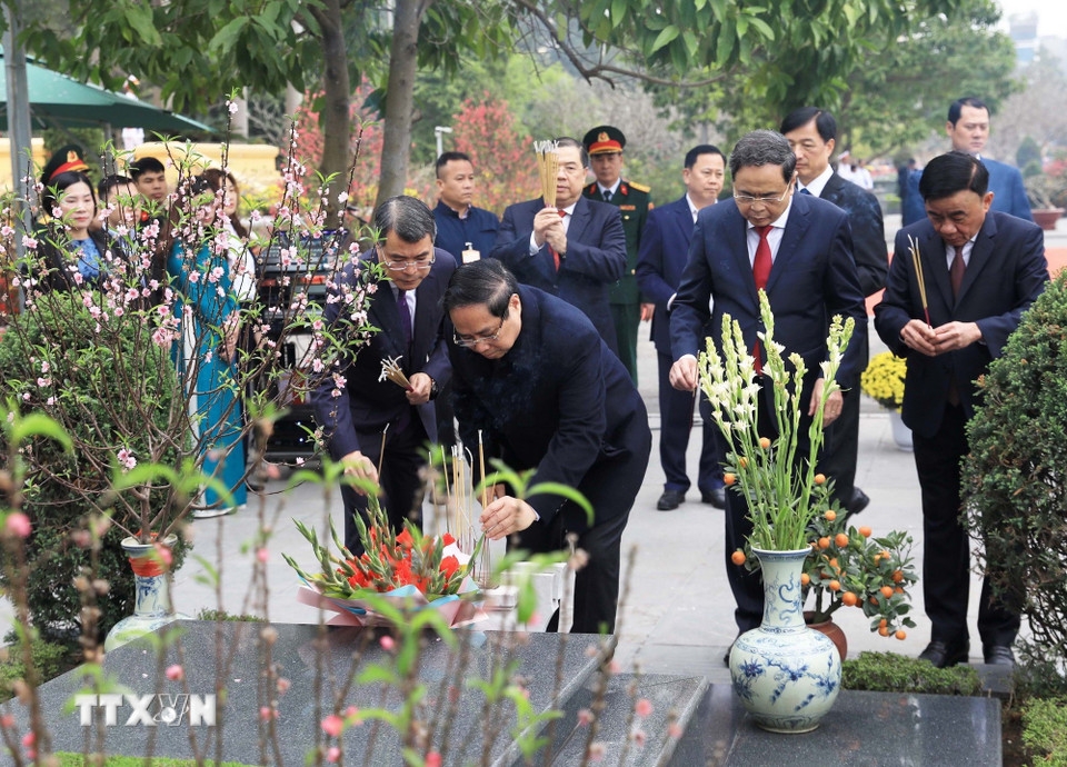 Thủ tướng Phạm Minh Chính dâng hương tưởng niệm các vị tiền bối cách mạng và các Anh hùng, Liệt sỹ tại Nghĩa trang Mai Dịch, Hà Nội. 