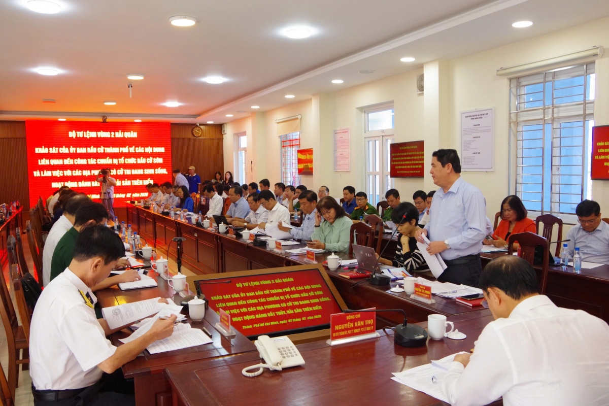 Đoàn công tác làm việc với Vùng 2 Hải quân và các địa phương (Ảnh: Đ.S)