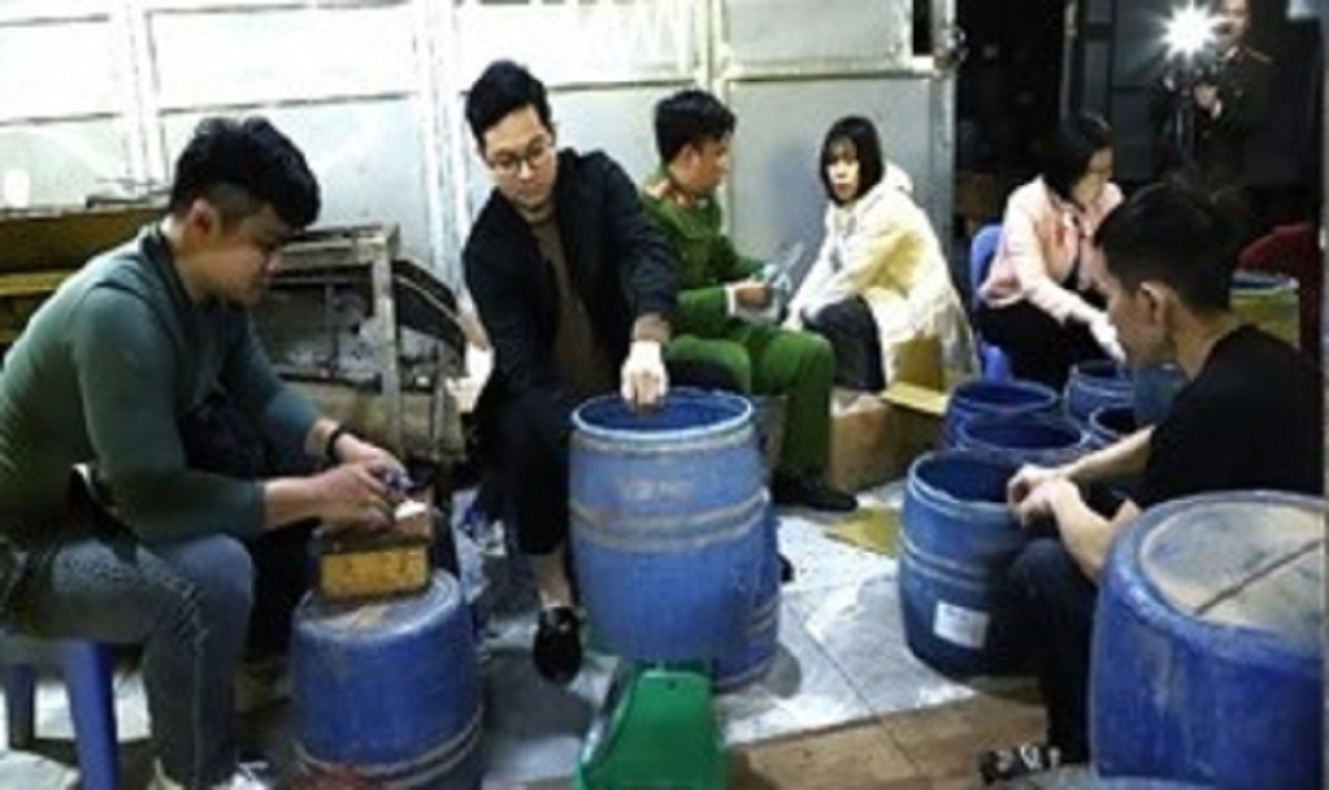 Lực lượng chức năng kiểm tra cơ sở sản xuất giá đỗ sử dụng chất cấm của Trần Quốc Đại