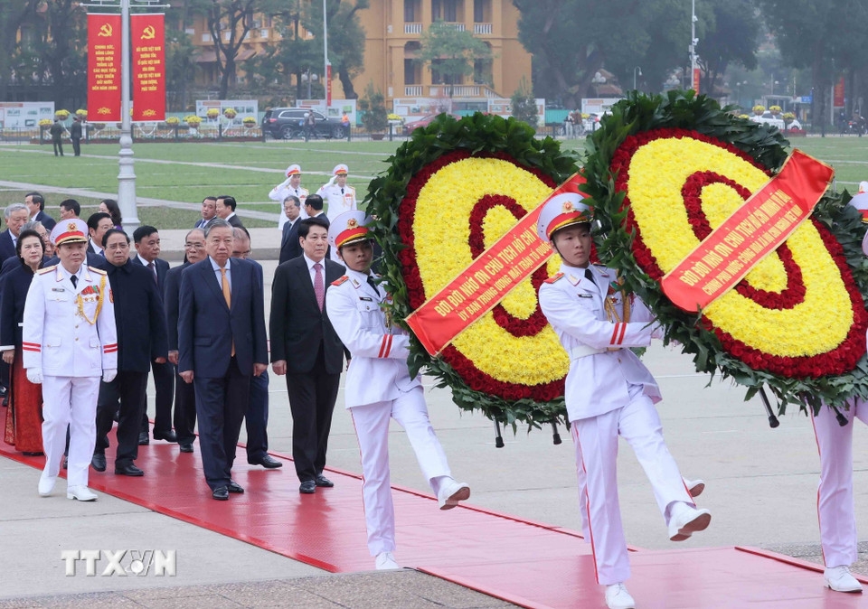 Dự lễ viếng có các đồng chí: Ủy viên Bộ Chính trị, Tổng Bí thư Tô Lâm; Chủ tịch nước Lương Cường; Thủ tướng Chính phủ Phạm Minh Chính; Ủy viên Bộ Chính trị, Chủ tịch Quốc hội Trần Thanh Mẫn; Ủy viên Bộ Chính trị, Thường trực Ban Bí thư Trần Cẩm Tú; Ủy viên Bộ Chính trị, Bí thư Trung ương Đảng, Chủ tịch Ủy ban Trung ương Mặt trận Tổ quốc Việt Nam Bùi Thị Minh Hoài.