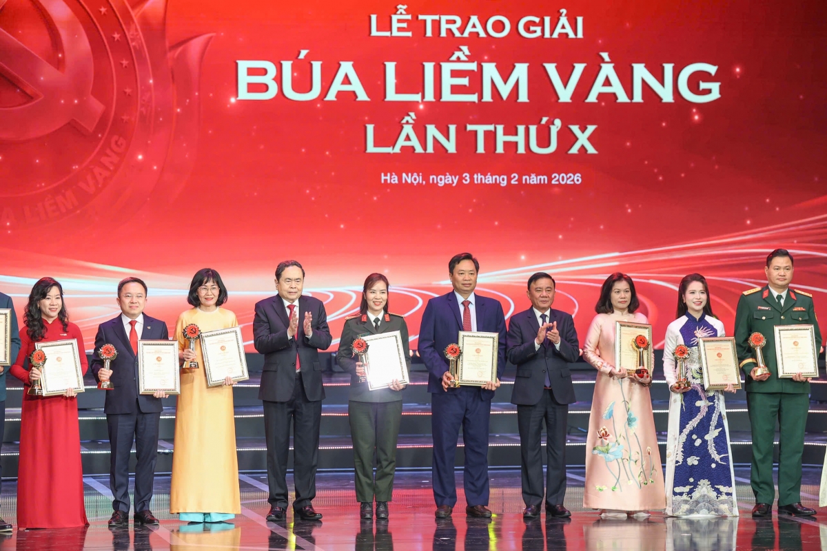 Chủ tịch Quốc hội Trần Thanh Mẫn và ông Trần Cẩm Tú - Thường trực Ban Bí thư trao giải cho các tác giả (ảnh: Tuấn Minh)