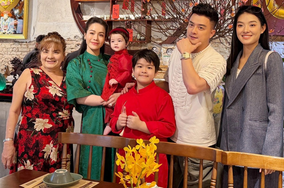 Nhật Kim Anh cùng hai con diện áo dài hội ngộ gia đình Cao Thái Sơn ở nhà hàng chay của đồng nghiệp tại TP HCM.