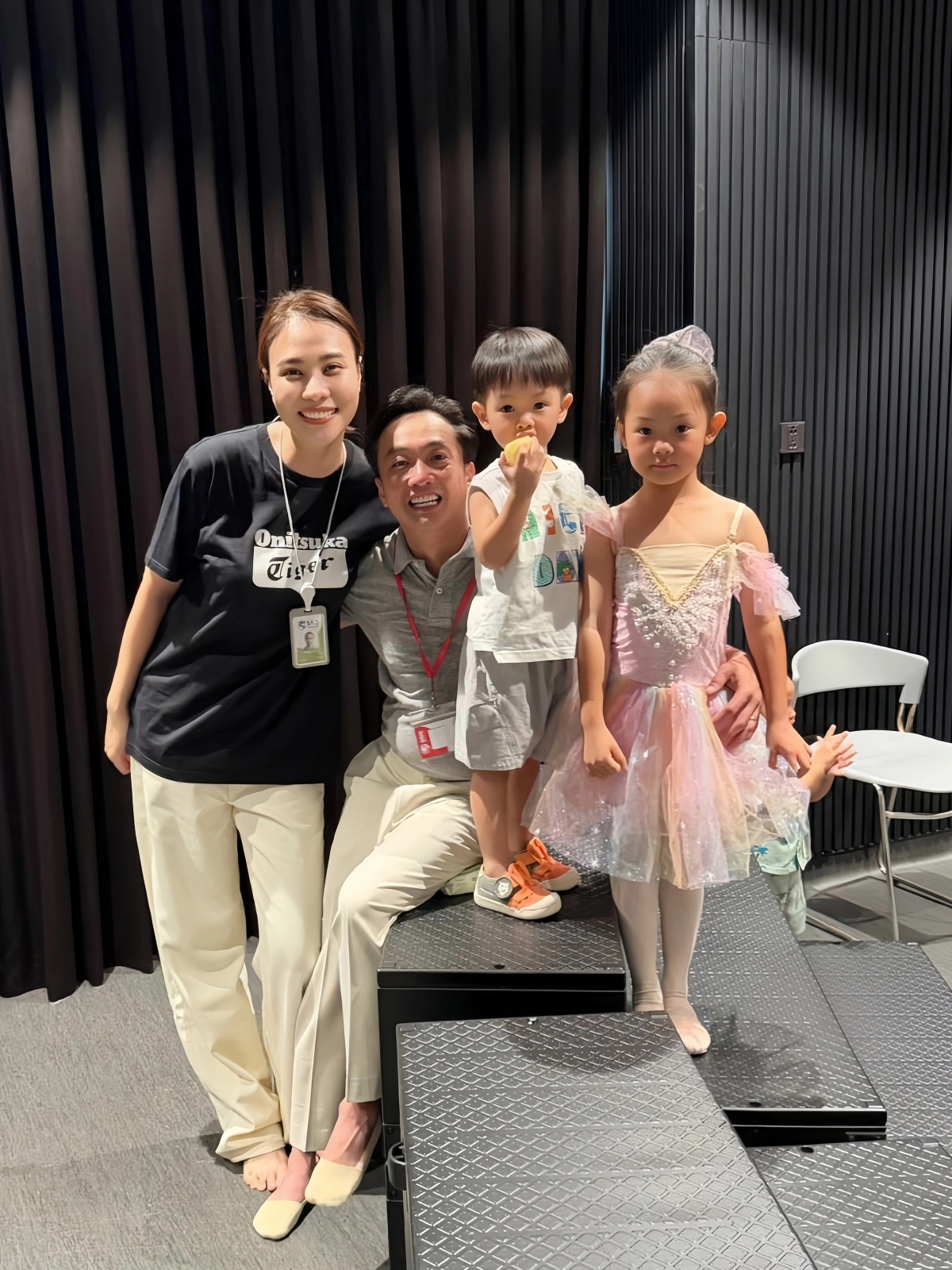 Doanh nhân Cường Đôla cùng bà xã Đàm Thu Trang đưa con trai Sutin tới cổ vũ chị Suchin. "Yêu con nhiều lắm, công chúa nhỏ của ba. Xem con biểu diễn, ba vừa vui vừa xúc động, thật sự không biết tả thế nào, chỉ biết con là tất cả của ba", anh bày tỏ.