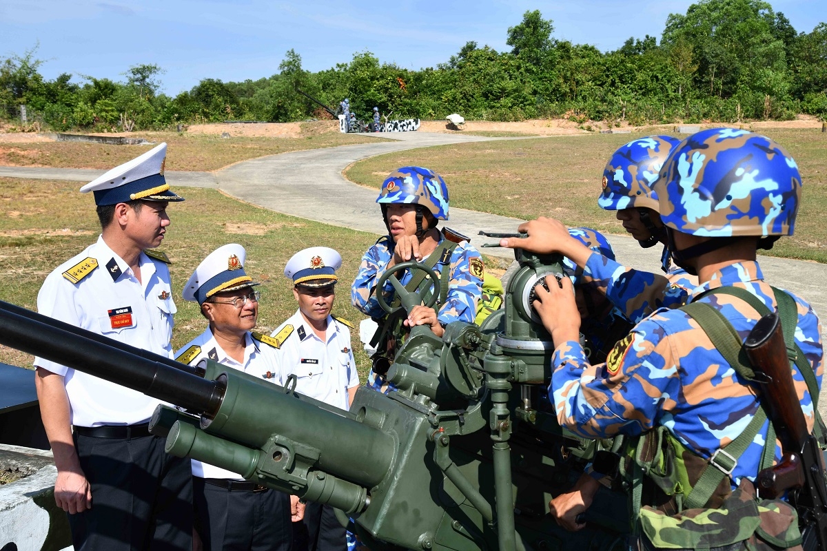Tham mưu trưởng Vùng 5 Hải quân kiểm tra nhận thức của bộ đội về nhiệm vụ trực Tết.