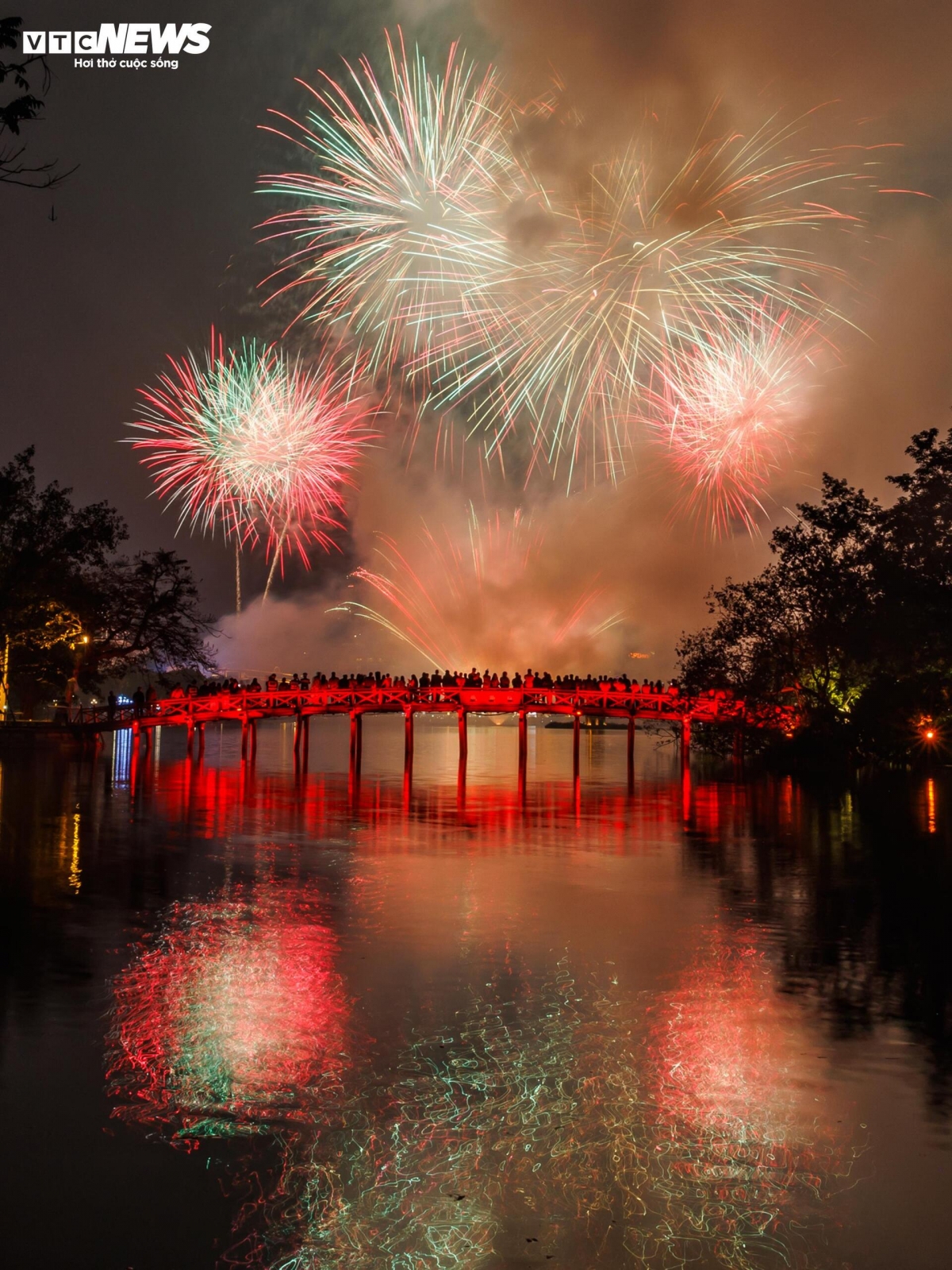 During this year’s Lunar New Year celebrations, Hanoi organizes fireworks displays at 34 launch sites across 33 locations in various wards and communes throughout the capital. The programme includes 11 high-altitude fireworks displays combined with 23 low-altitude and pyrotechnic shows, creating a widespread and synchronised spectacle to mark the arrival of the Lunar New Year.