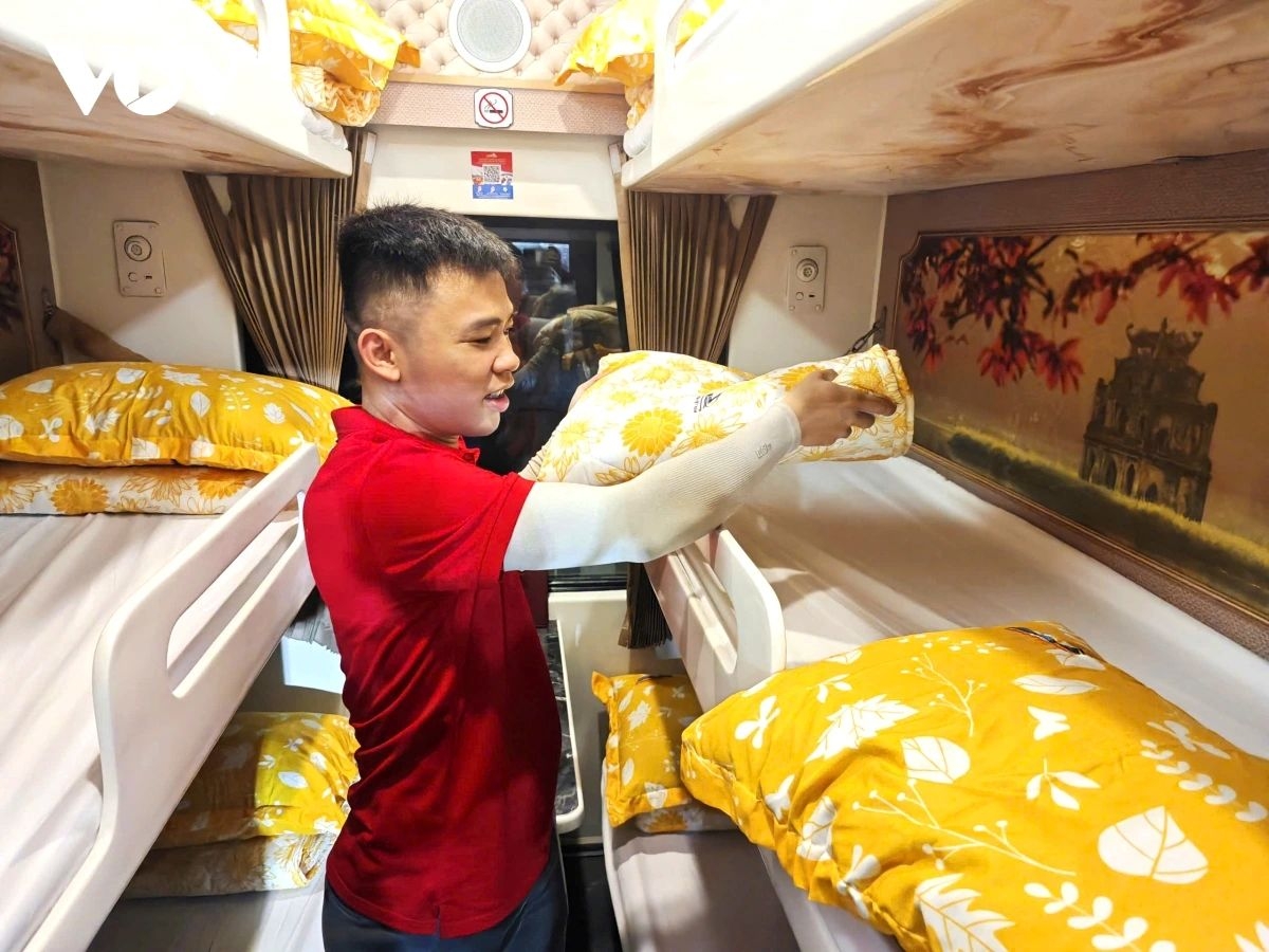 According to Bui Viet Anh, train service staff, the train is scheduled to depart at 7:20 p.m. and at the stroke of midnight marking the Lunar New Year, the train will be passing through Thanh Hoa province.