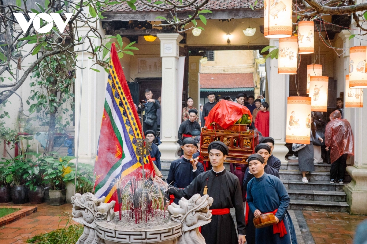 The solemn rituals held within the heritage setting highlight the spiritual significance and enduring cultural values embedded in the lives of Hanoians whenever Tet and spring arrive.